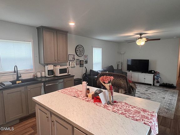 4th image of 104 Deer St