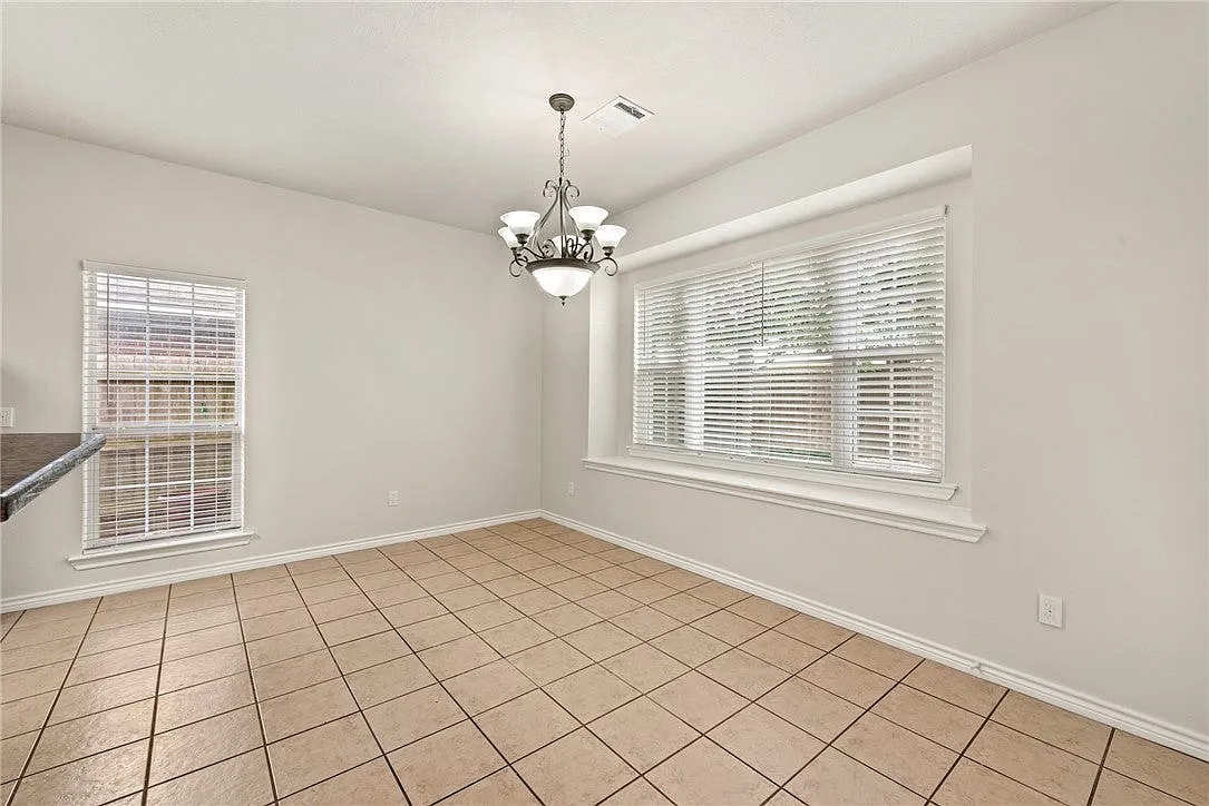 4 bed, 1938 sqft, $1,800 — Photo 4