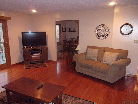 4th image of 300 Arnold Ln