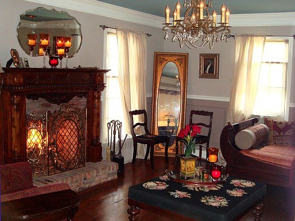 Livingroom w/woodburning fireplace