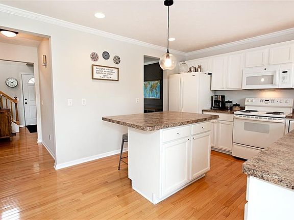 4th image of 9 Westhampton Ct