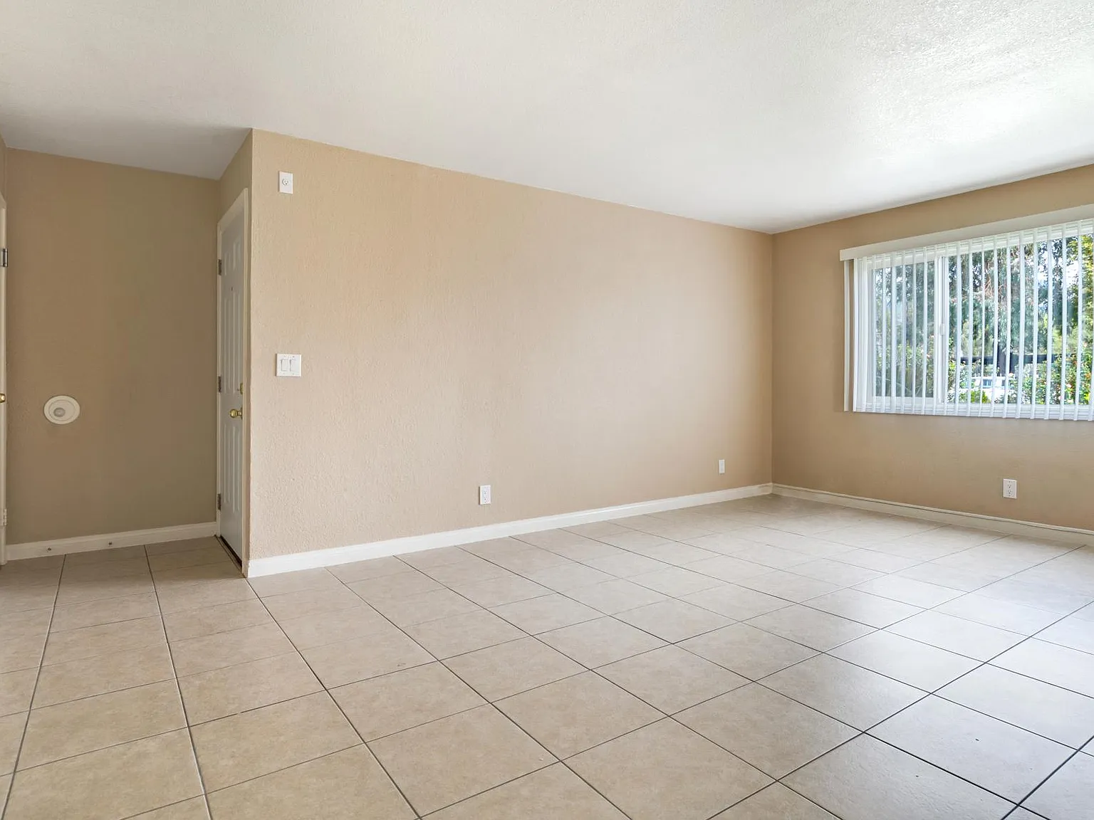 2 bed, 1000 sqft, $1,600 — Photo 2