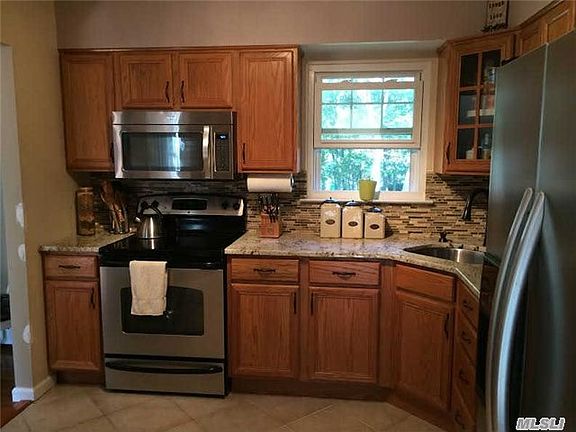 4th image of 11 Central Woods Ln