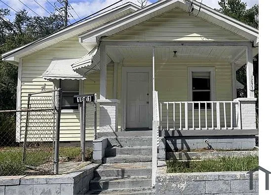 3 bed, $1,325 — Photo 1