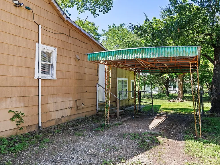 802 W Navasota St — Photo 19