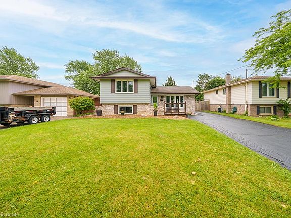 2nd image of 8 Acadia Cres