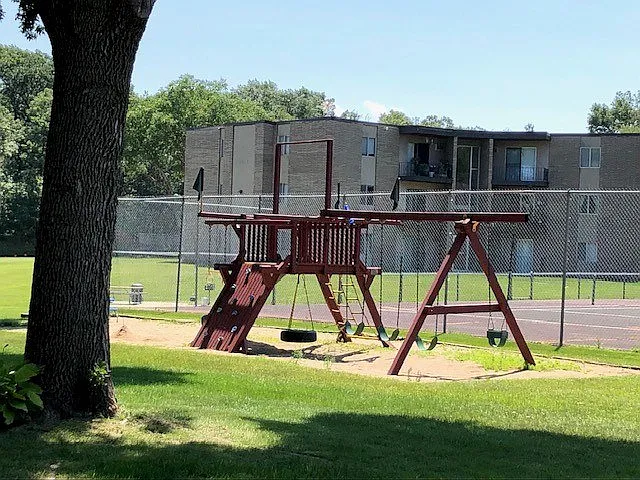 Oakwood Court Apartments — Photo 20
