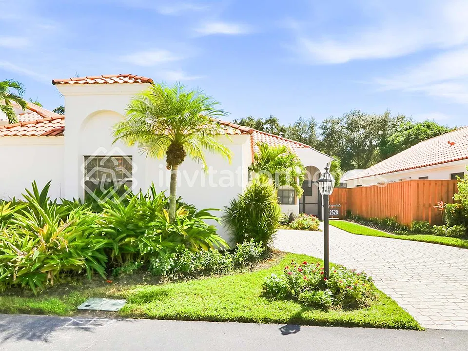 2528 La Cristal Cir