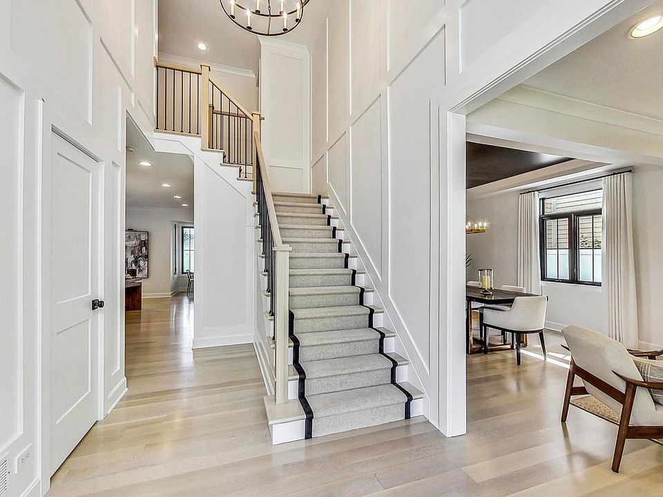 2439 Center St, Northbrook, IL 60062 | MLS #12639009 | Zillow