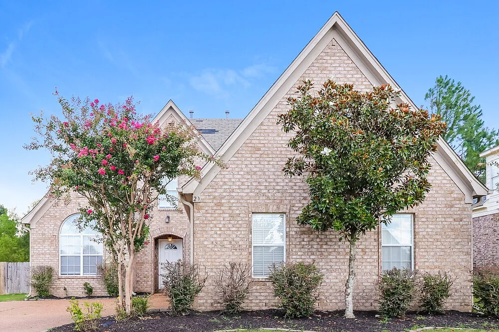 3 bed, 2.0 bath, 1950 sqft, $1,910 — Photo 1