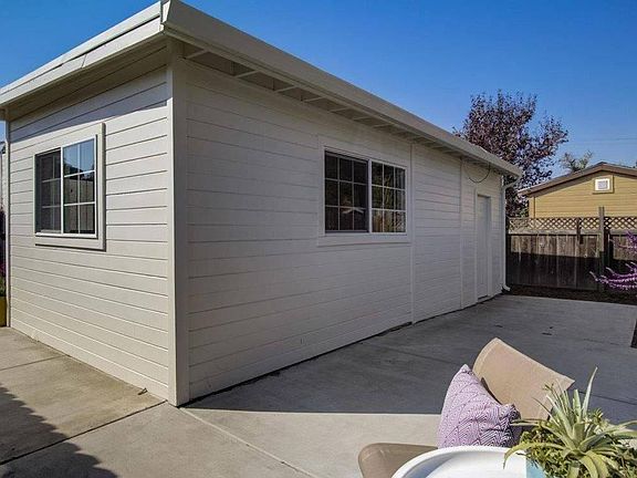 2nd image of 3963 Edgemoor Pl #2