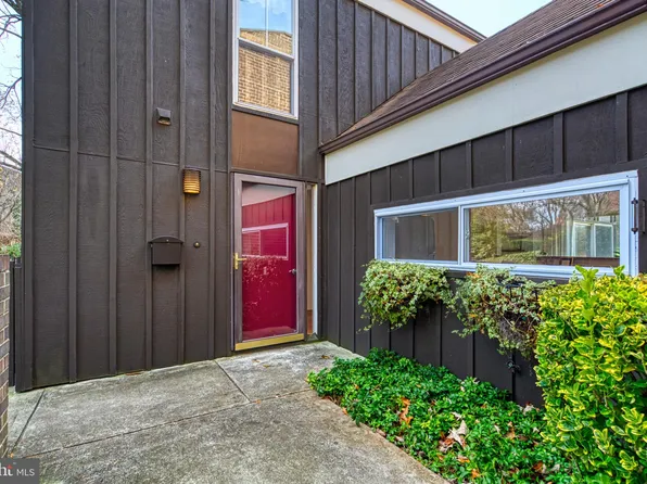 11456 Links Dr, Reston, VA 20190