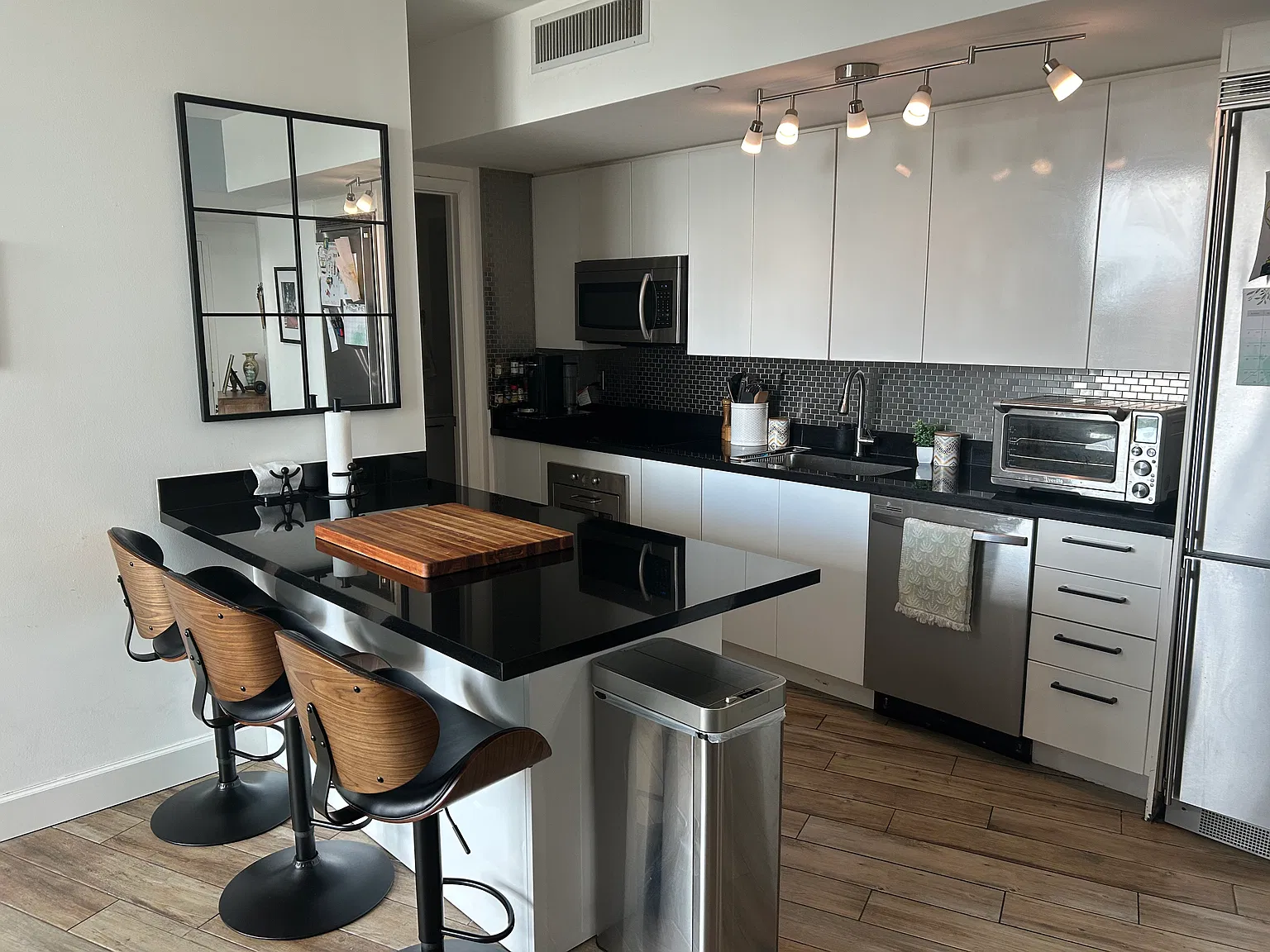 2 bed, 930 sqft, $4,000 — Photo 3