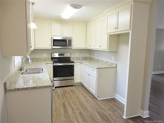 5th image of 1076 Park Cir