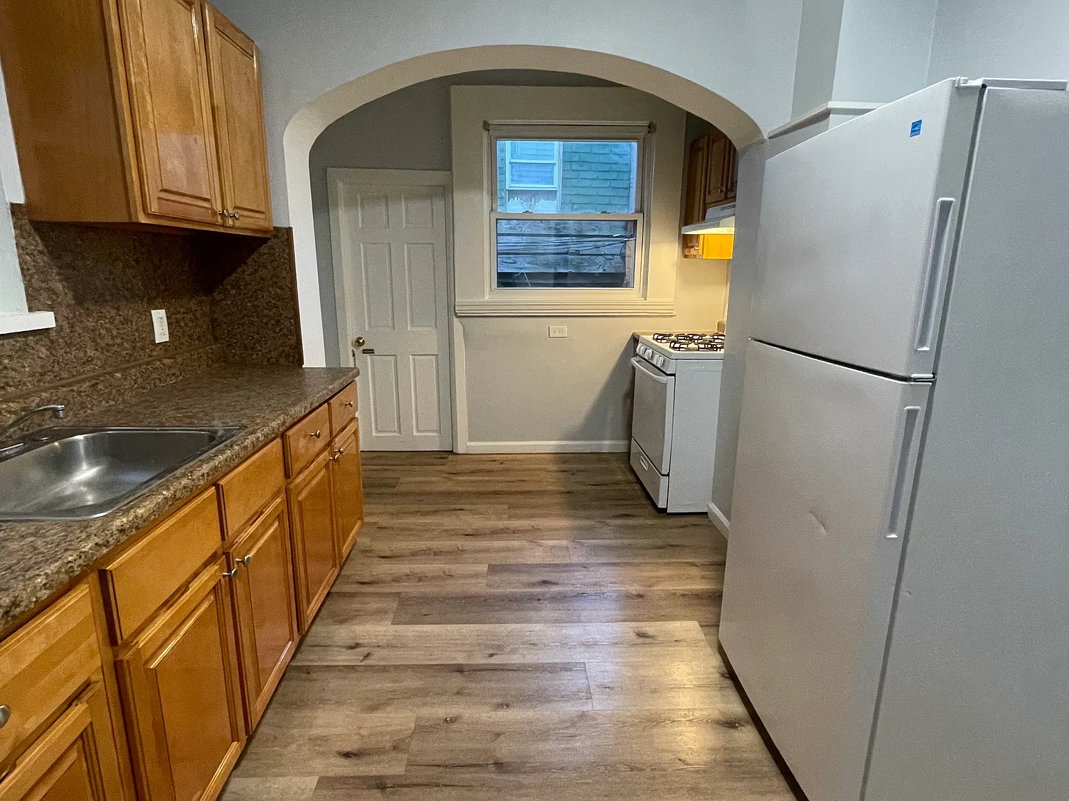 3 bed, 948 sqft, $1,600 — Photo 1