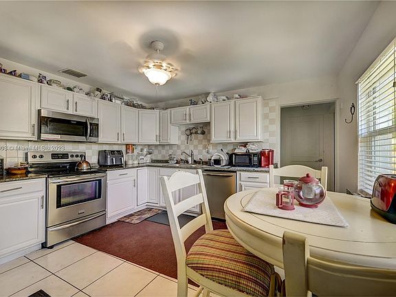 5th image of 829 S M St