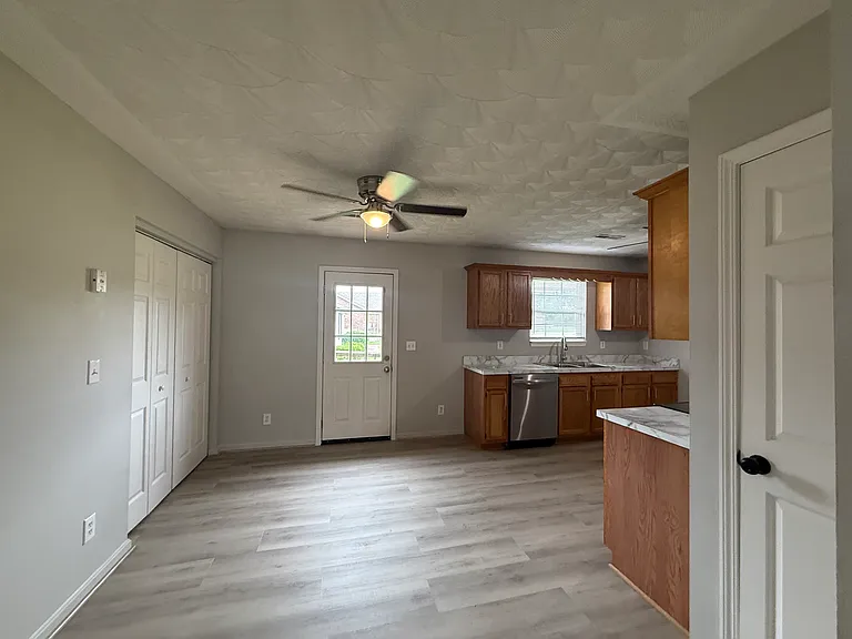 106 Tiffany Ct — Photo 5
