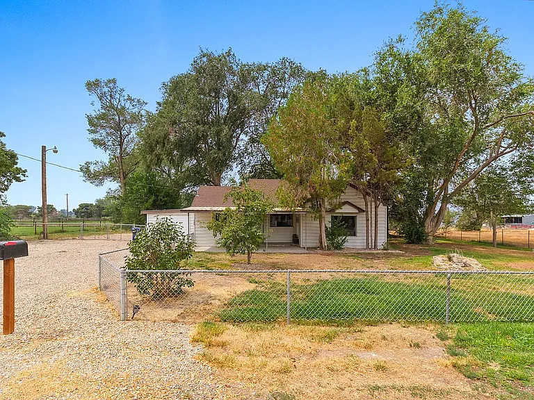 1136 S Adell Ave — Photo 1