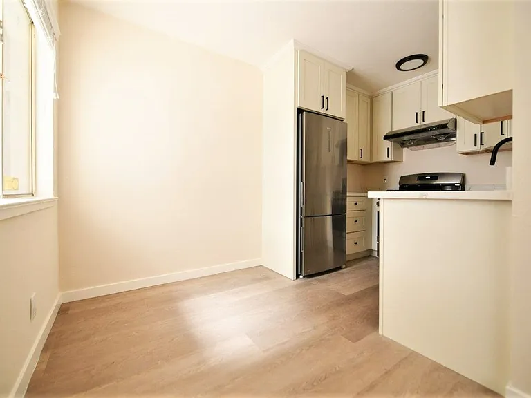 5390 Broadway — Photo 5