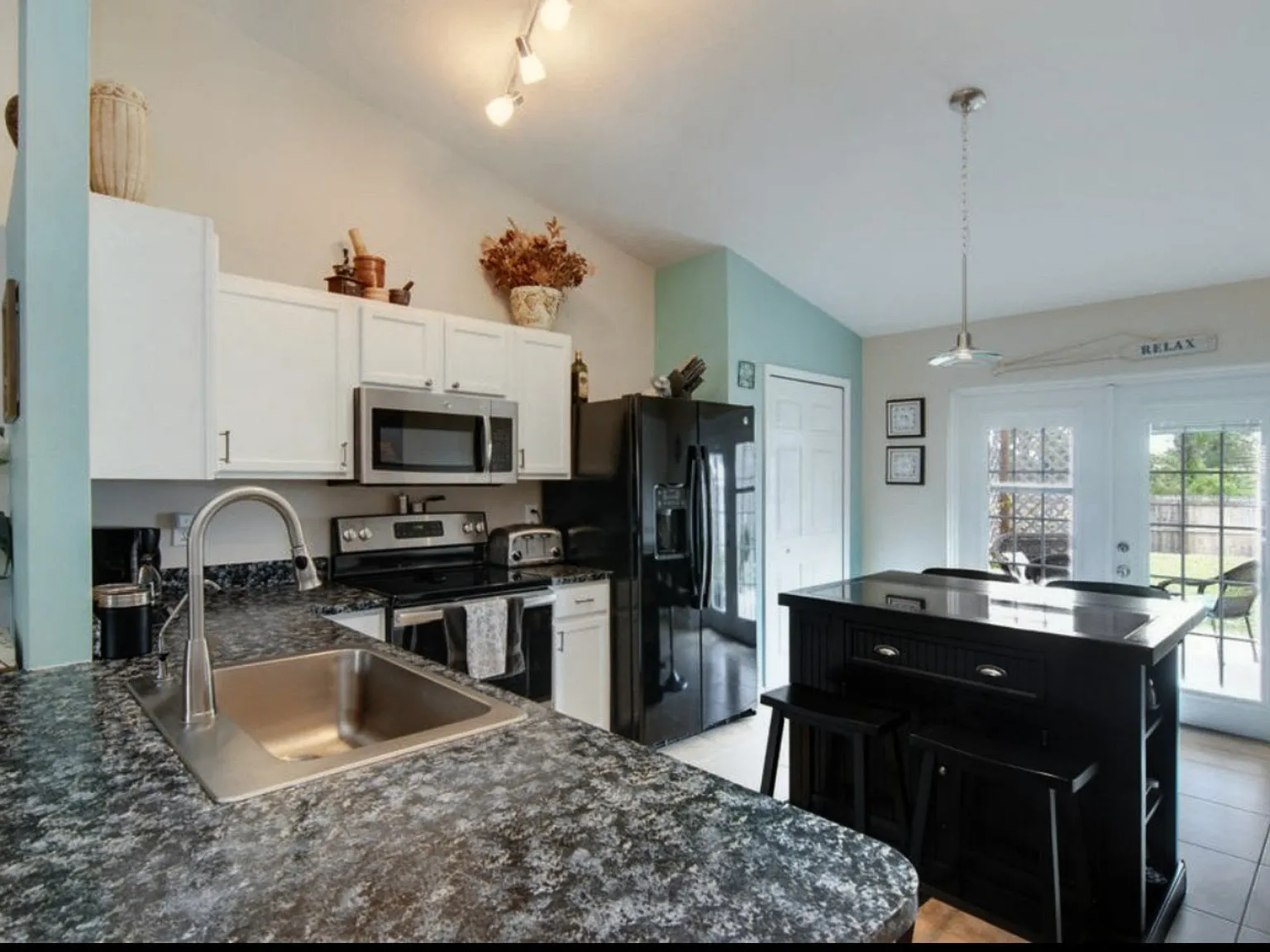 4 bed, 1600 sqft, $2,300 — Photo 2