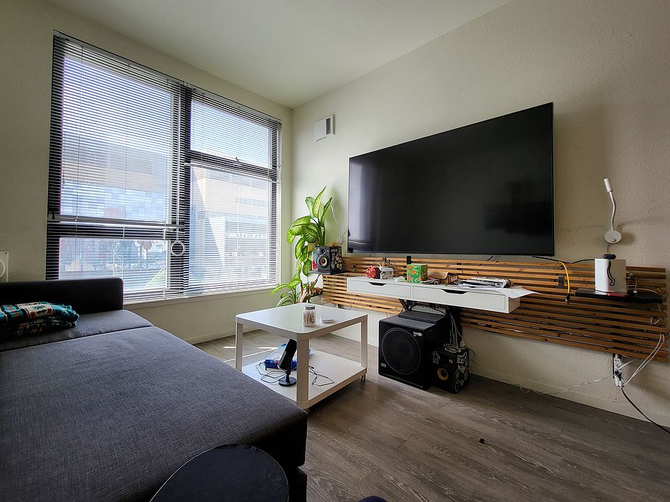 2nd image of 111 Bay St #660