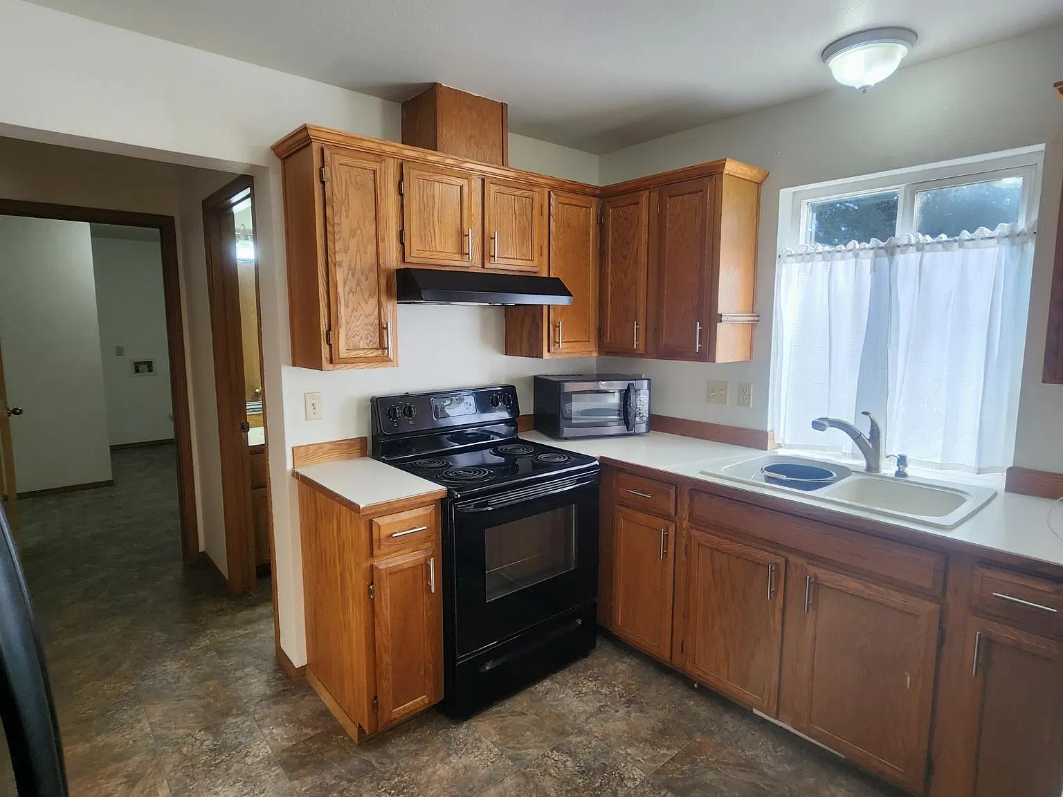 4 bed, 2450 sqft, $3,295 — Photo 3