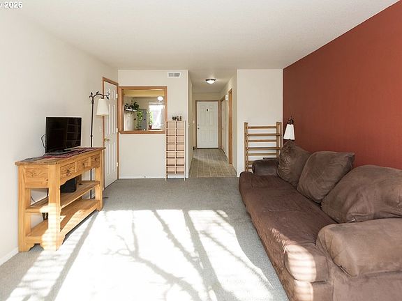 4th image of 697 32nd St