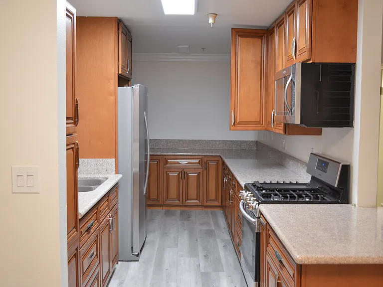1726 Winona Blvd #104 — Photo 7