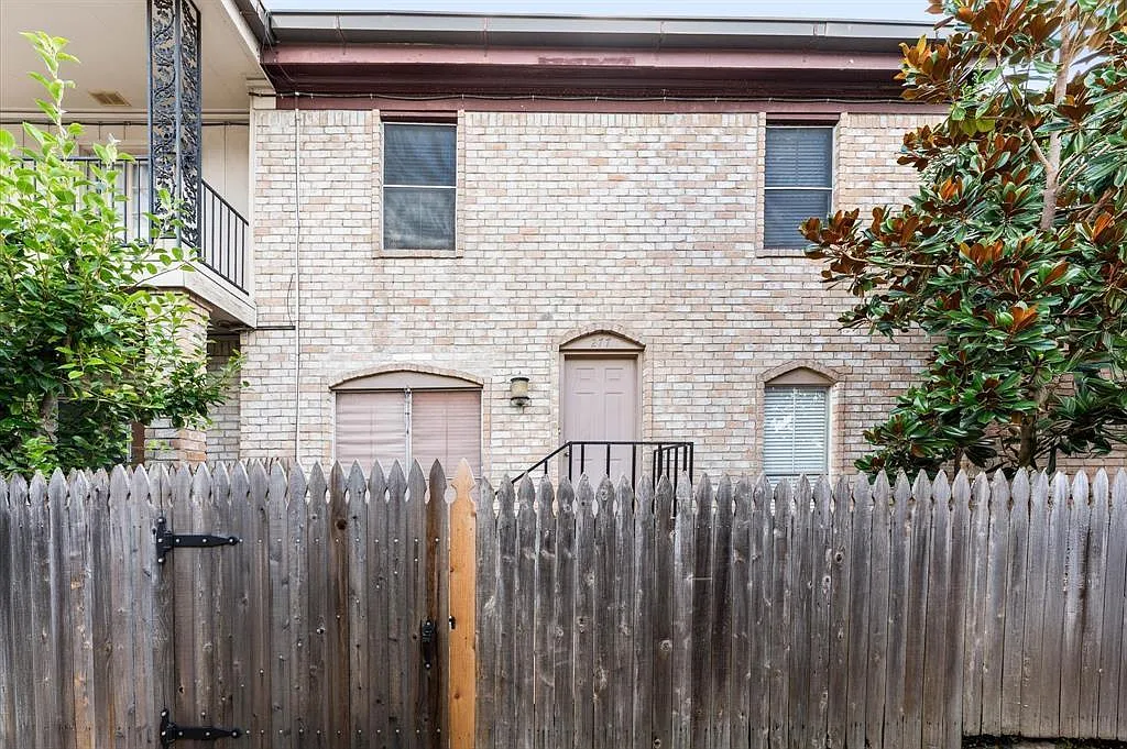 3 bed, 2.5 bath, 1228 sqft, $2,200 — Photo 2