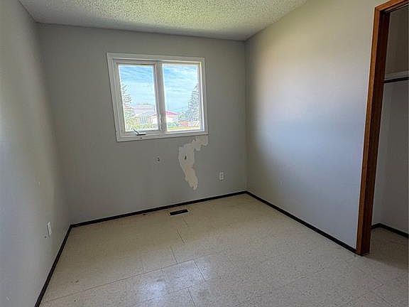 5th image of 215 Granatier AVENUE