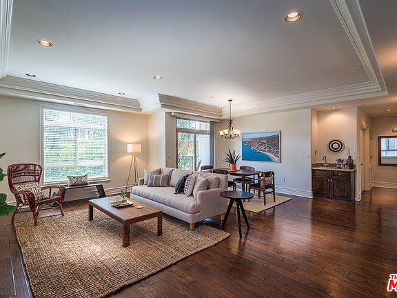 4th image of 11582 Moorpark St Unit 205