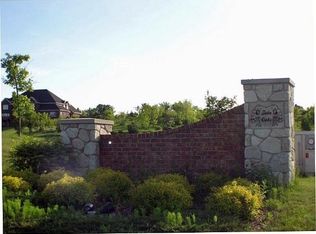 14055 N Twin Oaks Ln, Mequon, WI 53097