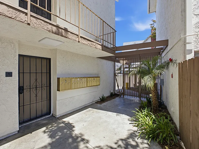 1922 S Hobart Blvd #9 — Photo 23