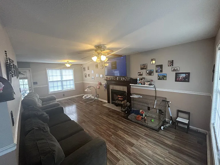 367 Andrew Dr — Photo 2