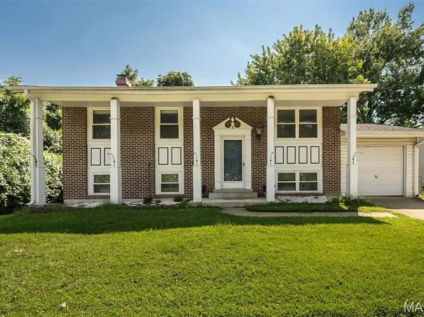1235 Greenmar Dr, Fenton, MO 63026
