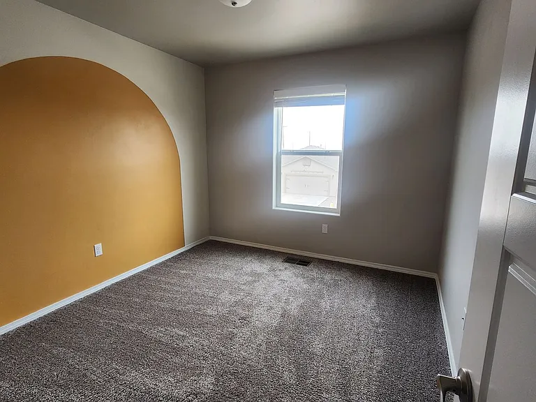 852 Valencia — Photo 12