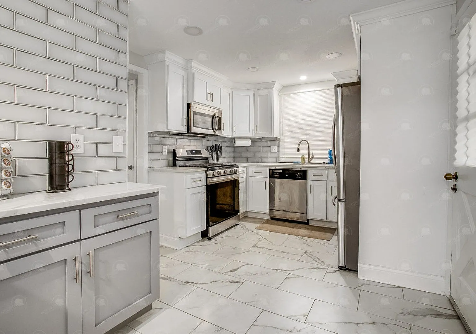 Leasing Special 3-Bedroom 3-Bathroom W/A Loft In Historic Pendleton Heights! — Photo 4
