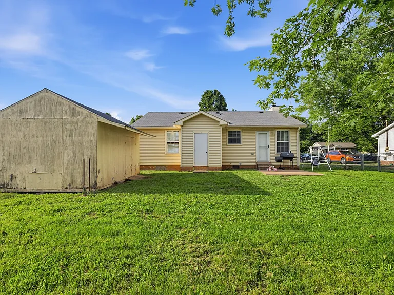 688 Debbie Dr — Photo 22