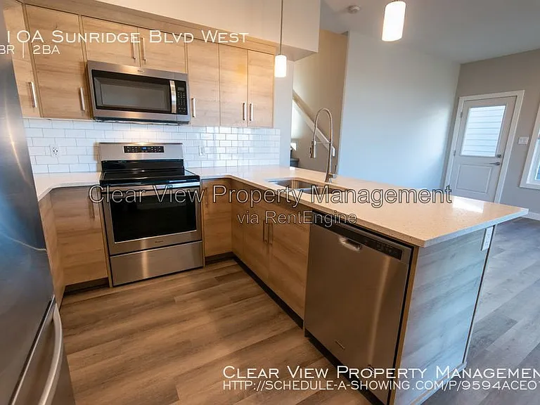 98 Sunridge Blvd W #UPPER LEVEL — Photo 5