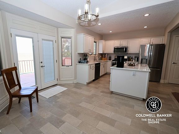 3rd image of 1704 Grandview Dr E
