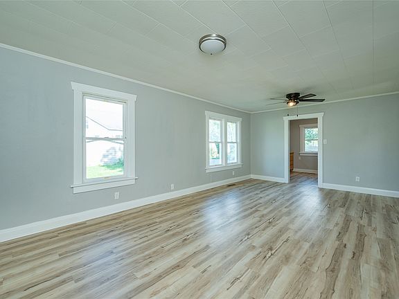 3rd image of 714 N 6th Ave E