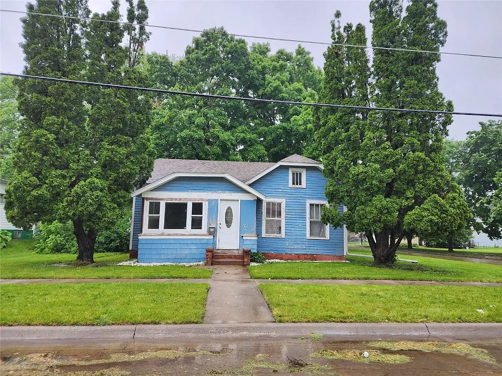 699 Clinton Ave photo 1