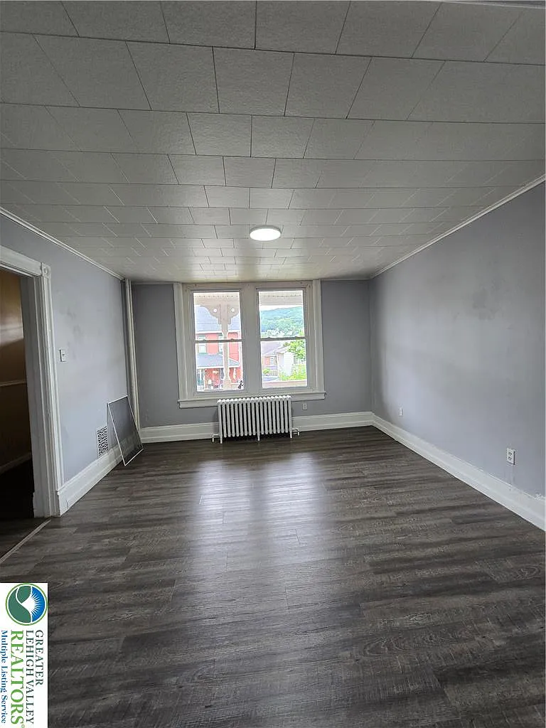 4 bed, 1.5 bath, 1748 sqft, $2,000 — Photo 2