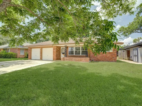 111 Carnation St, Lake Jackson, TX 77566