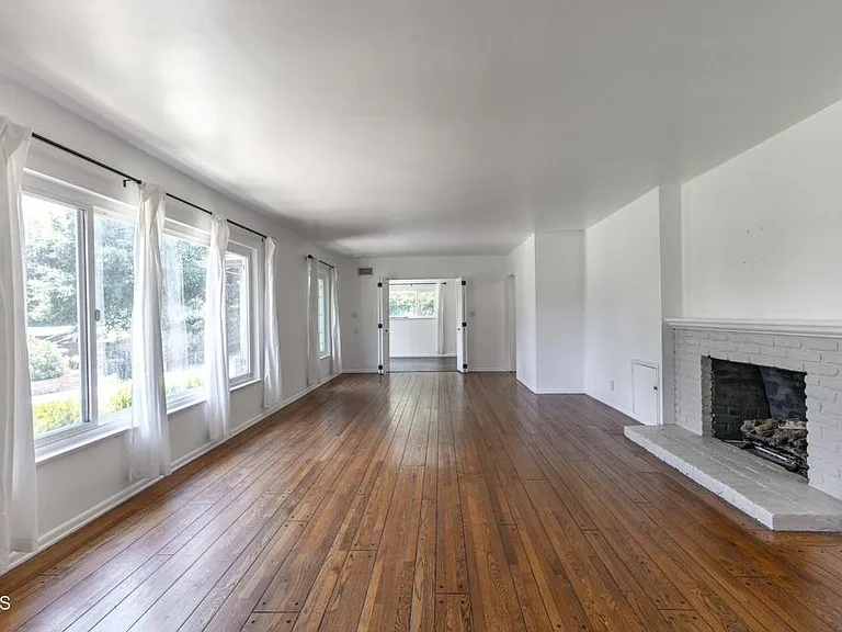 1290 Club House Dr — Photo 6