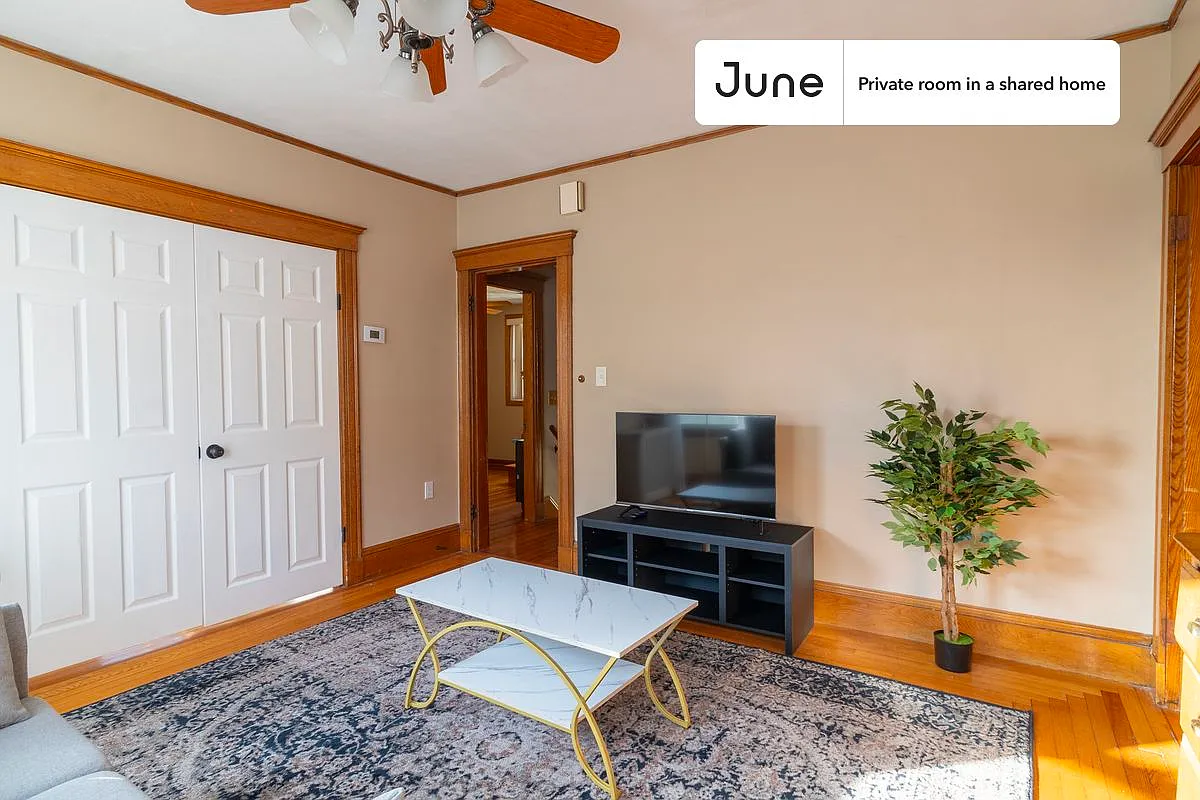 Queen bedroom in 5 bed/2 bath home in Medford #1834 D — Photo 4