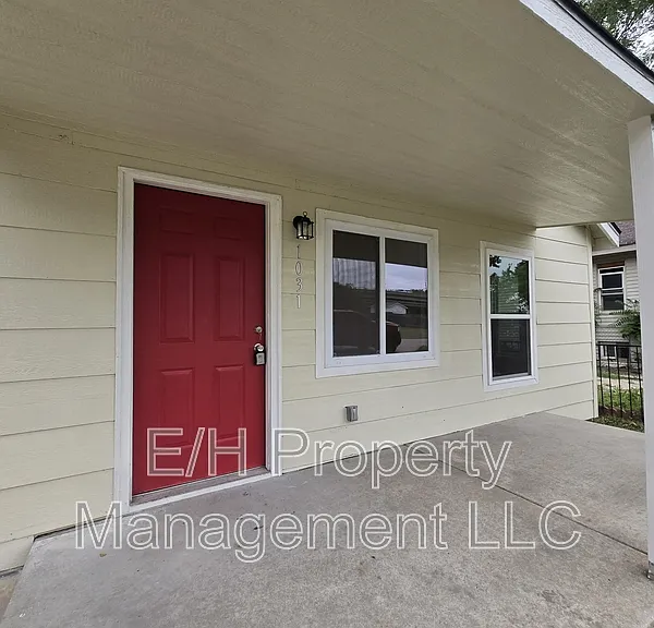 1031 New York St — Photo 3