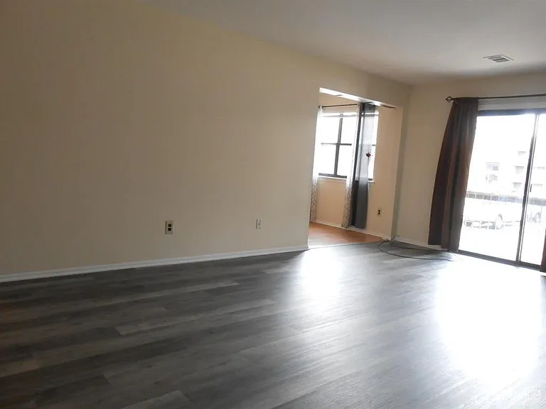 512 Sharon Gdn — Photo 15