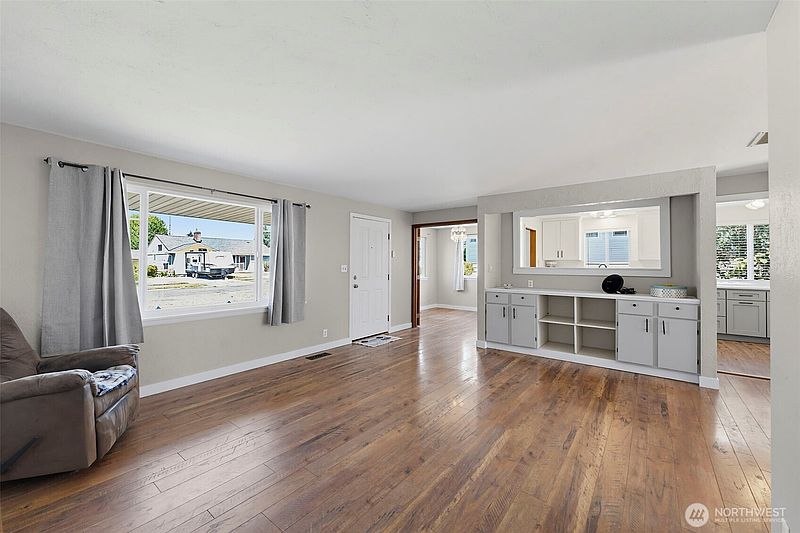 4th image of 1821 N Bennett Street