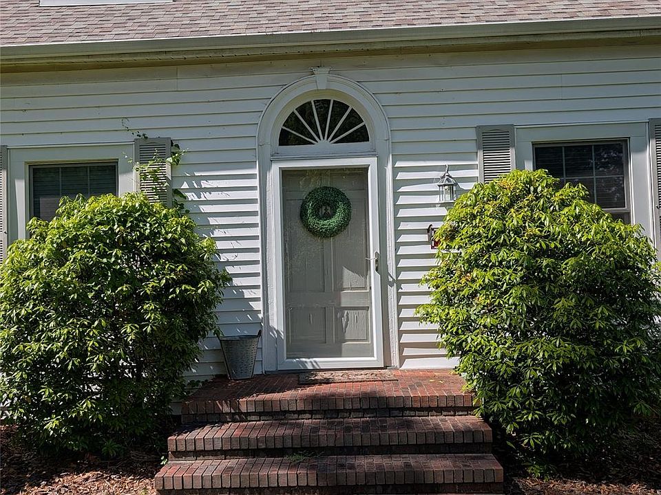 1st image of 2 Hillcrest Dr